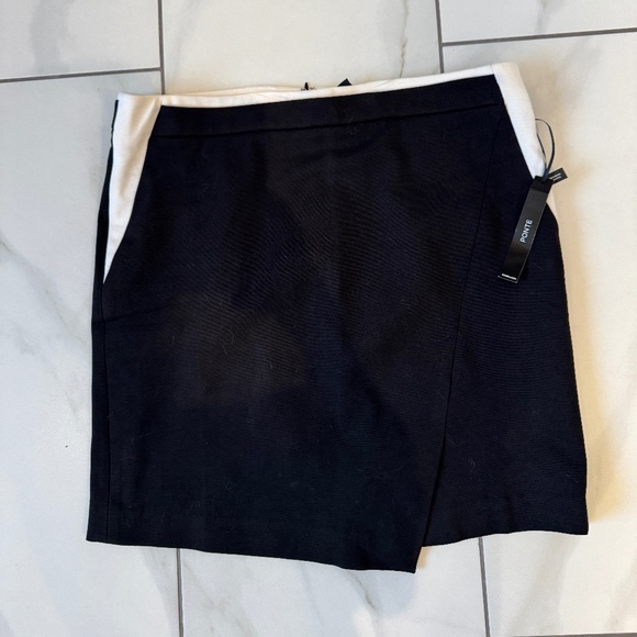 White House Black Market Dresses & Skirts - White House Black Market Ponte Colorblock Mini Skirt – Size 10 – NWT 🖤🤍